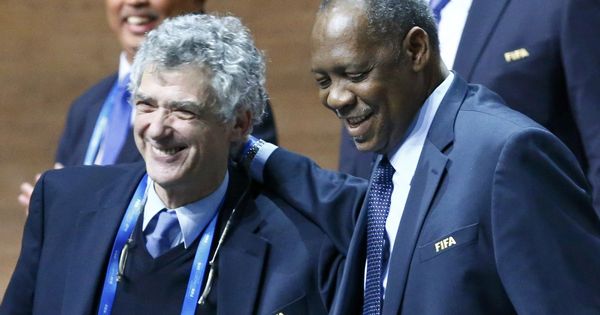 Foto: Ángel María Villar y el camerunés Issa Ayatou, durante un acto de la FIFA. (REUTERS)