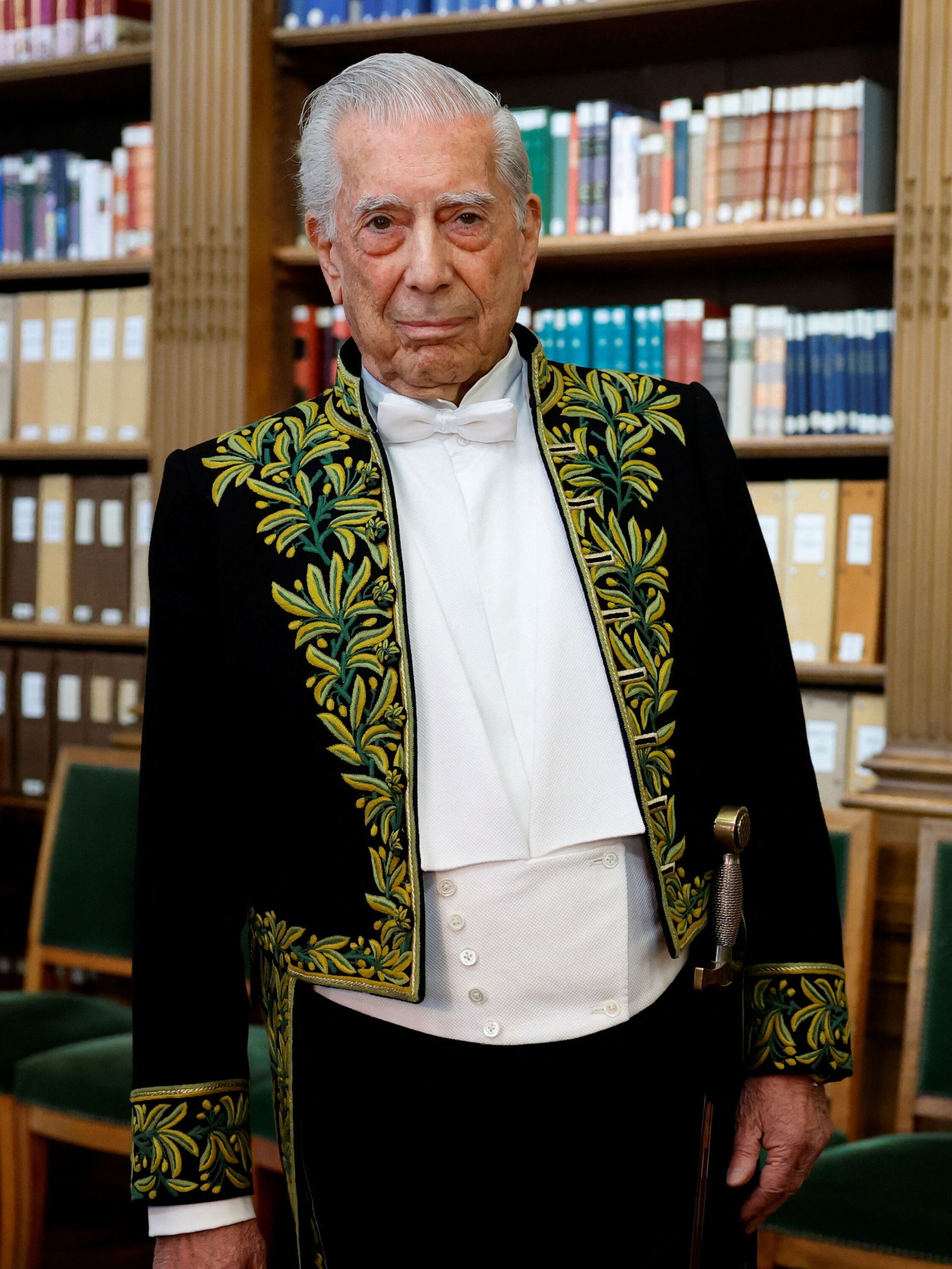 Mario Vargas Llosa, con su traje de gala con bordados en dorado y verde. (Reuters/Sarah Meyssonnier)