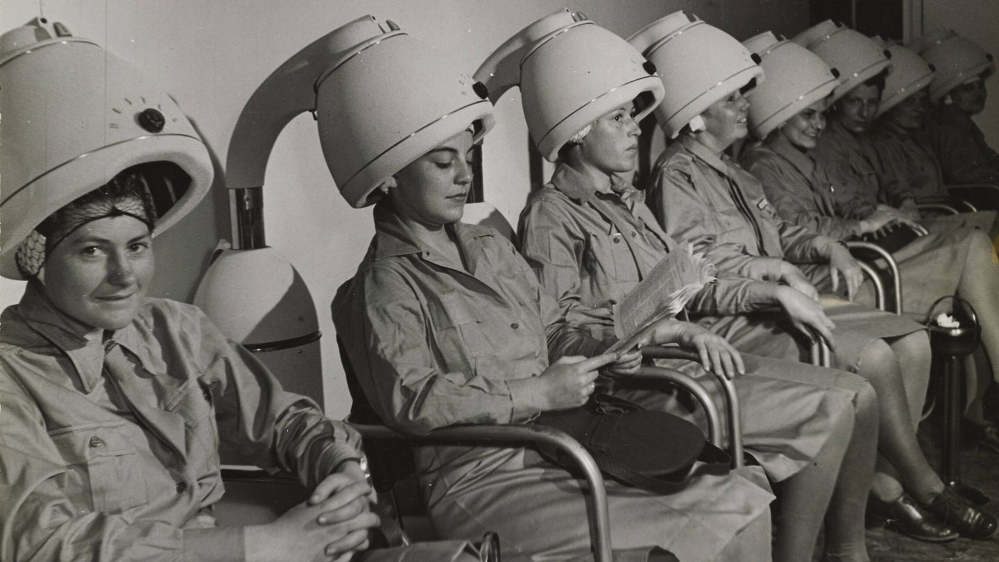 Auxiliares del ejército de EEUU fotografiadas por Toni Frissell en 1942 mientras se secan el pelo. Vogue © Condé Nast