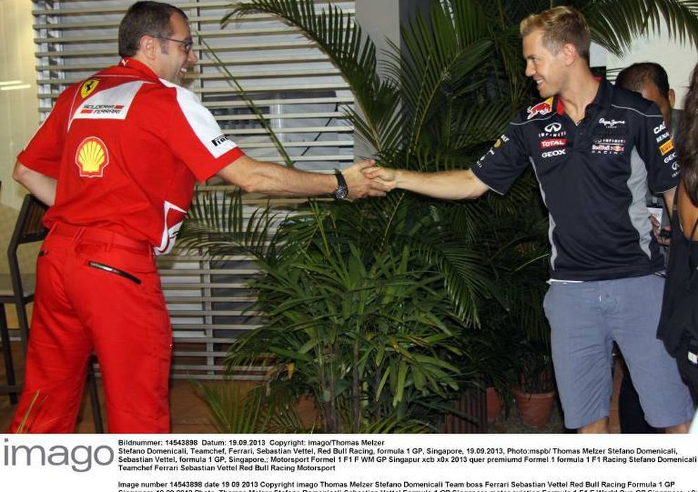 Foto: Sebastian Vettel dando la mano al exjefe de la Scuderia, Stefano Domenicali.