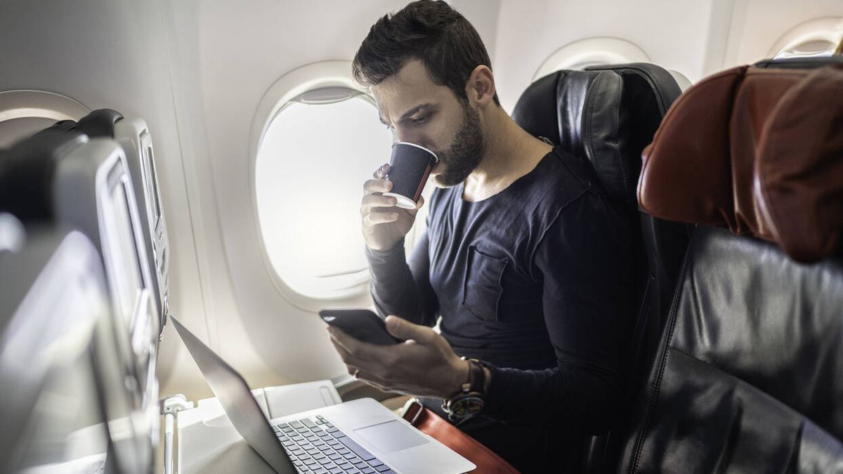 Un auxiliar de vuelo revela el motivo por el que no deberías beber café en los aviones