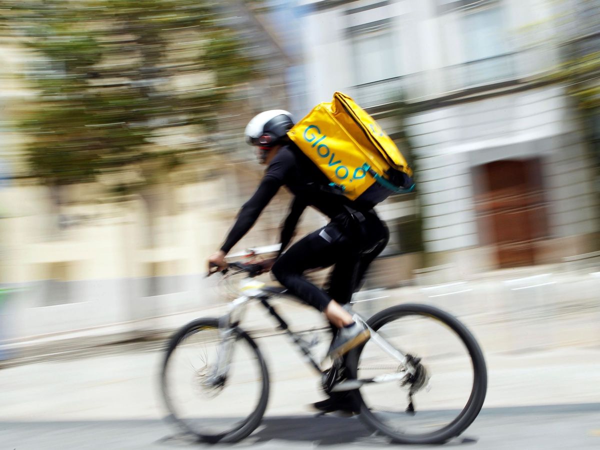 Foto: Un repartidor de Glovo, en bicicleta. (EFE)