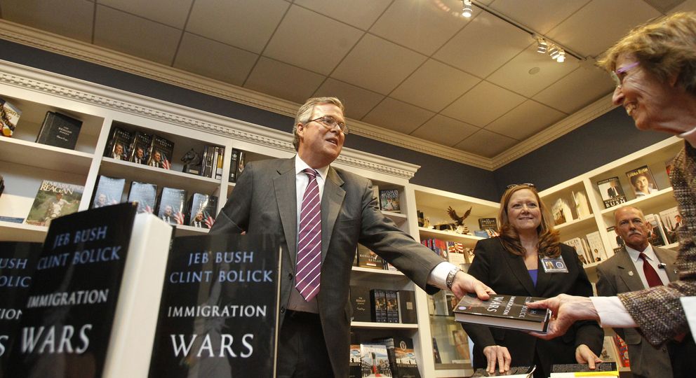 Jeb Bush firma copias de su libro 'Inmigration Wars' en una libreria de Simi Valley (Reuters).