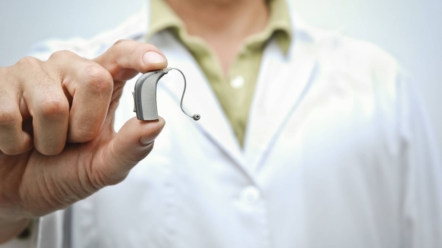 Un audífono es un dispositivo electrónico que notifica, amplifica y cambia el sonido para permitir una mejor comunicación. (iStock)