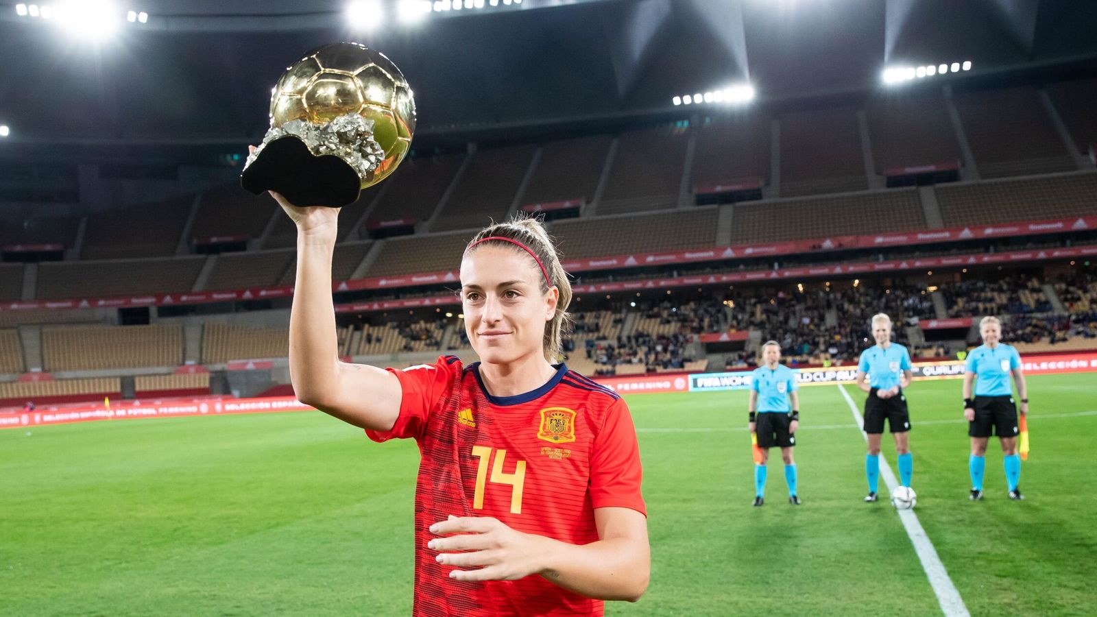 Alexia Putellas ofrece su Balón de Oro al público de Sevilla. (EFE/RFEF/Pedro González)