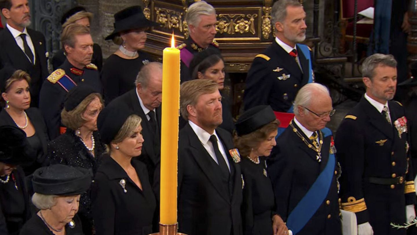 Los reyes Felipe VI y Letizia, junto a los eméritos, Juan Carlos y Sofía, en el funeral de Isabel II. (RTVE)