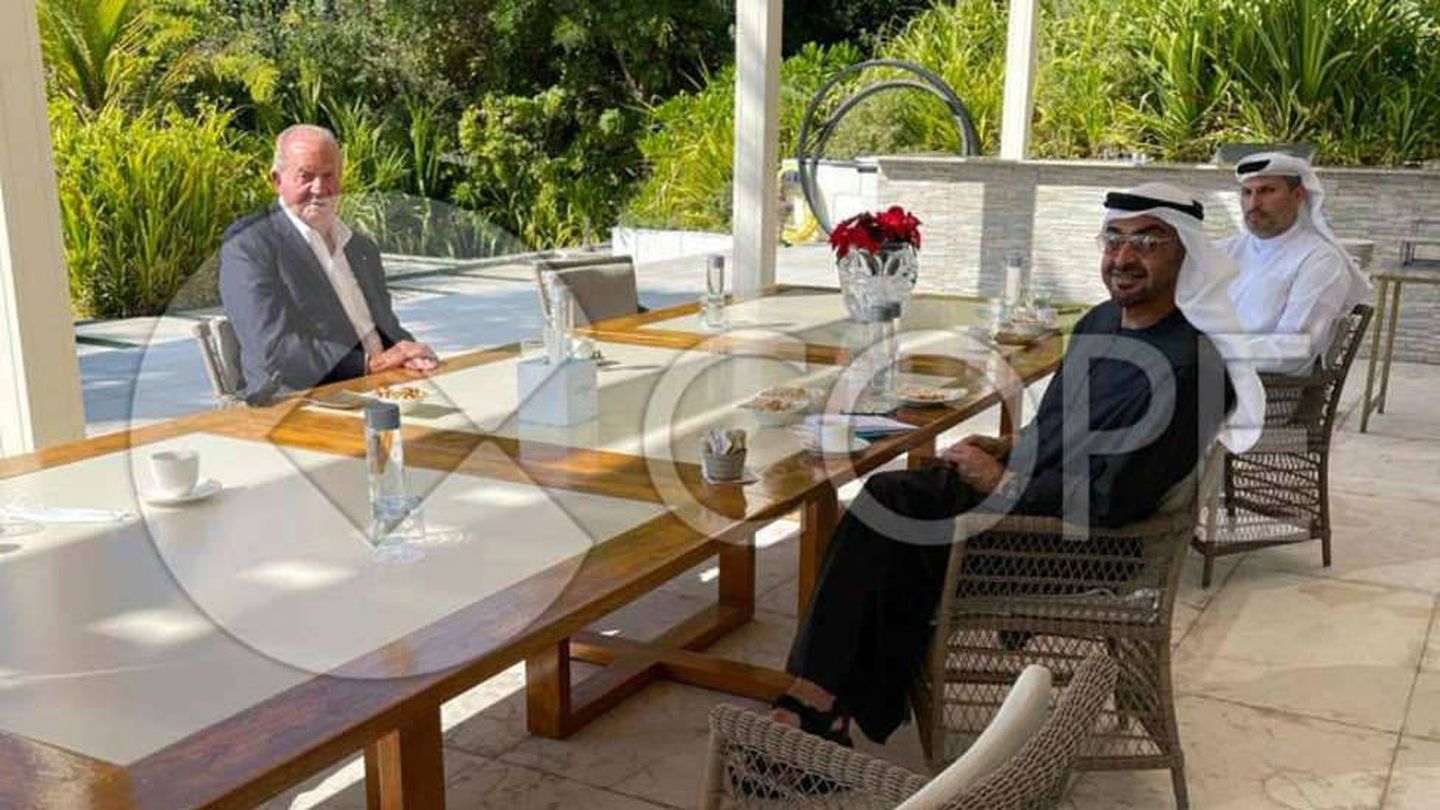 Juan Carlos, en una imagen publicada por la cadena de radio COPE, con el príncipe heredero de Abu Dabi. (COPE/Cortesía)