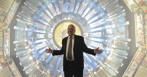 Foto: El físico Peter Higgs frente a una fotografía del detector Atlas del CERN (Reuters)