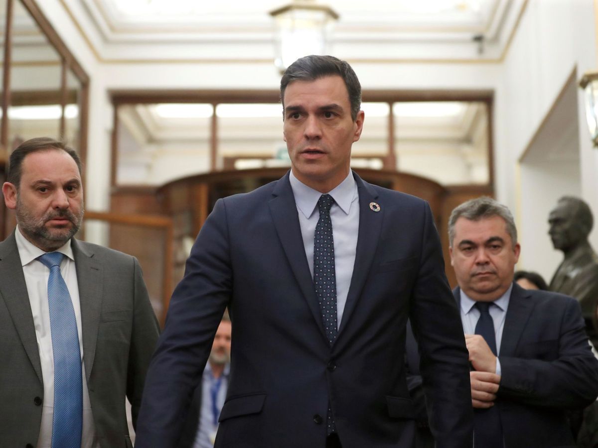 Foto: El presidente del Gobierno, Pedro Sánchez (c), junto al ministro de Transportes, Movilidad y Agenda Urbana, José Luis Ábalos (i). (EFE)