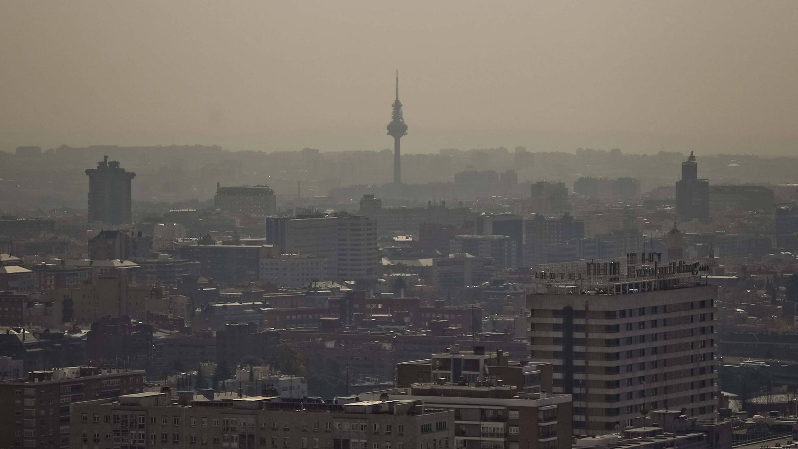 Foto: 'Boina' gris de contaminación sobre la ciudad. (EFE)