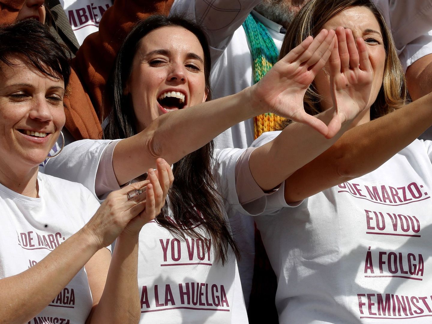 La portavoz de Unidos Podemos en el Congreso, Irene Montero (c), durante la foto de familia del grupo en las puertas del Congreso, este jueves tras la última sesión del Congreso, llamando a la huelga feminista del 8 de marzo. (EFE)