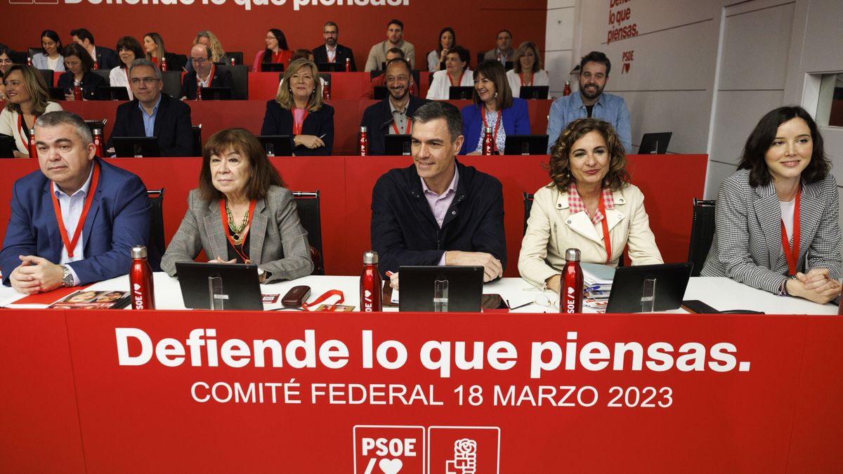 Sánchez exhibe la garantía de la "paz social" frente a la "fractura en la calle y territorial" del PP