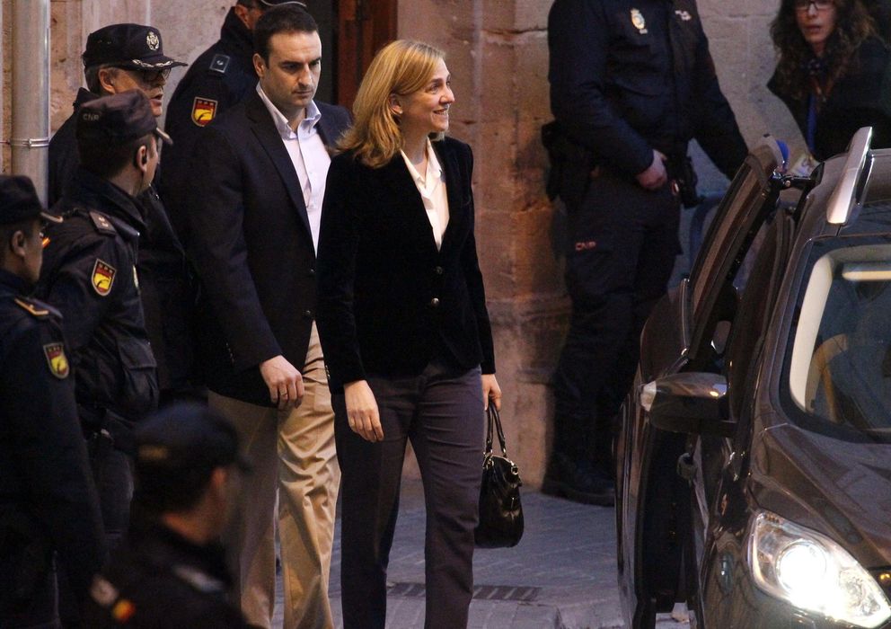 Foto: La infanta Cristina, a su salida del tribunal de Palma de Mallorca tras finalizar su declaración (Efe)