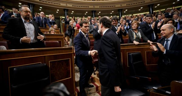 Foto: Albert Rivera felicita a Mariano Rajoy tras su reelección como presidente, el 29 de octubre de 2016. (Reuters)