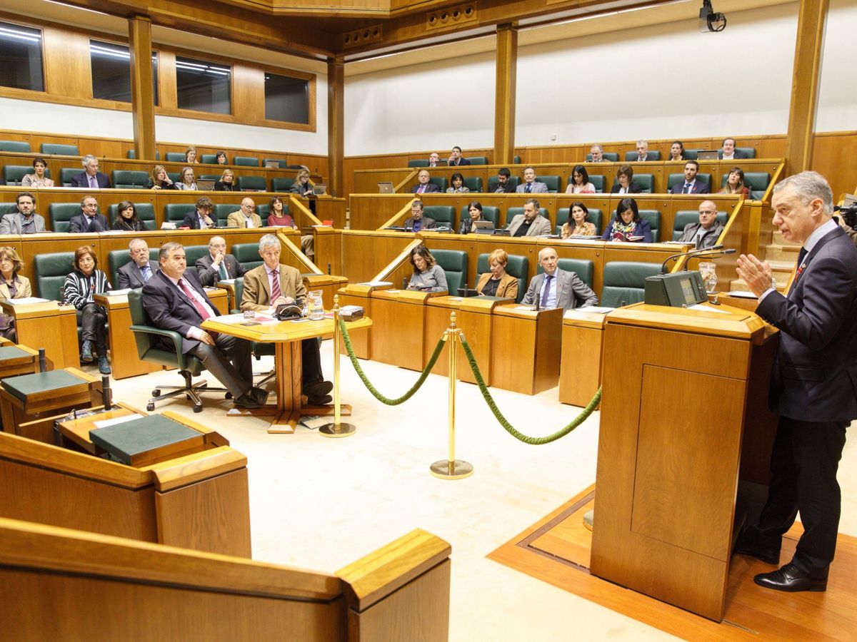 Foto: El 'lehendakari', Iñigo Urkullu, en un pleno en el Parlamento Vasco. (EFE)