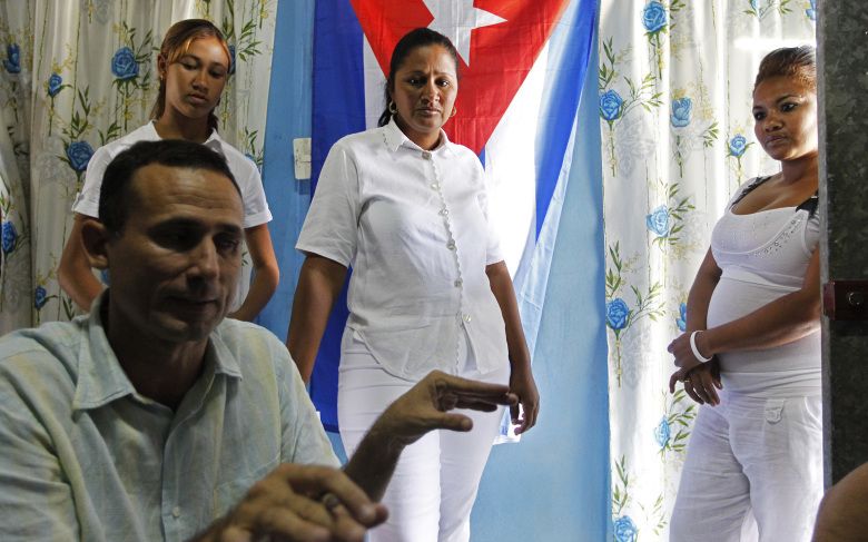 El disidente Daniel Ferrer, con algunos miembros de su familia, en su casa de Palmarito de Cauto. (Reuters)