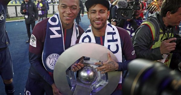 Foto: Mbappe y Neymar celebran su título. (Reuters) 