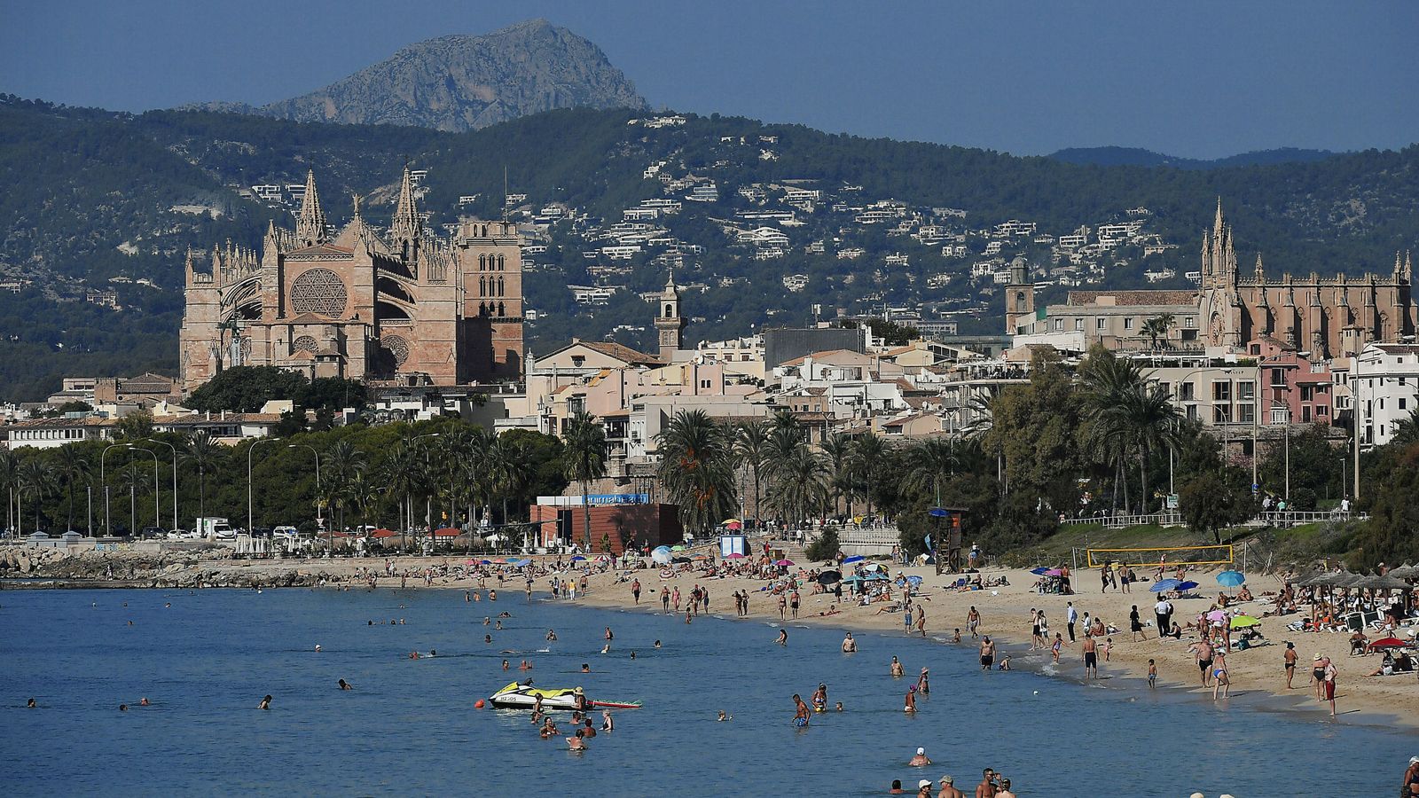 Vista panorámica de Palma de Mallorca, con la catedral al fondo. (EFE)