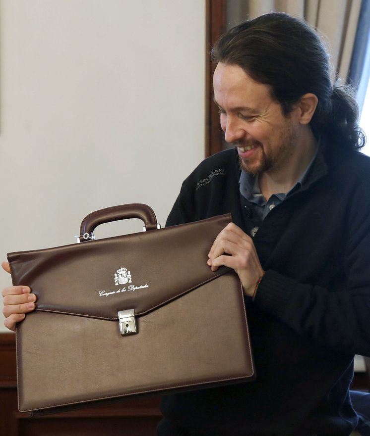 Foto: Pablo Iglesias muestra su nuevo maletín como miembro del Congreso de los Diputados. (EFE)