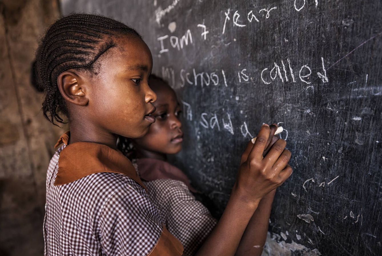 En las áreas menos desarrolladas del planeta, la falta de escolarización femenina es un problema con un gran impacto. (iStock)