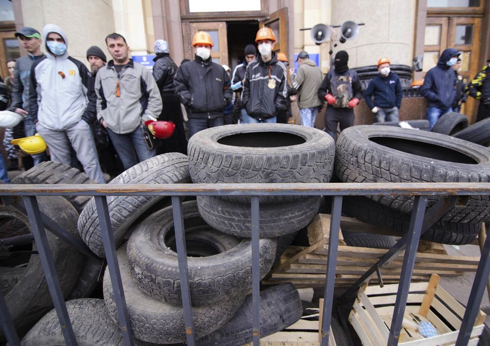 Foto: Prorrusos en la puerta de un edificio administrativo en Jarkiv, este de Ucrania (Reuters).