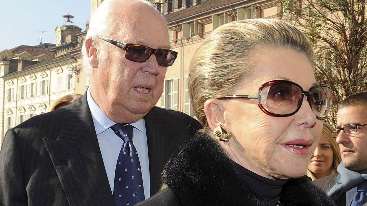 Víctor Manuel de Saboya y su esposa, Marina Doria, llegan al Palazzo Reale de Turín en 2010. (EFE/Alessandro Di Marco)