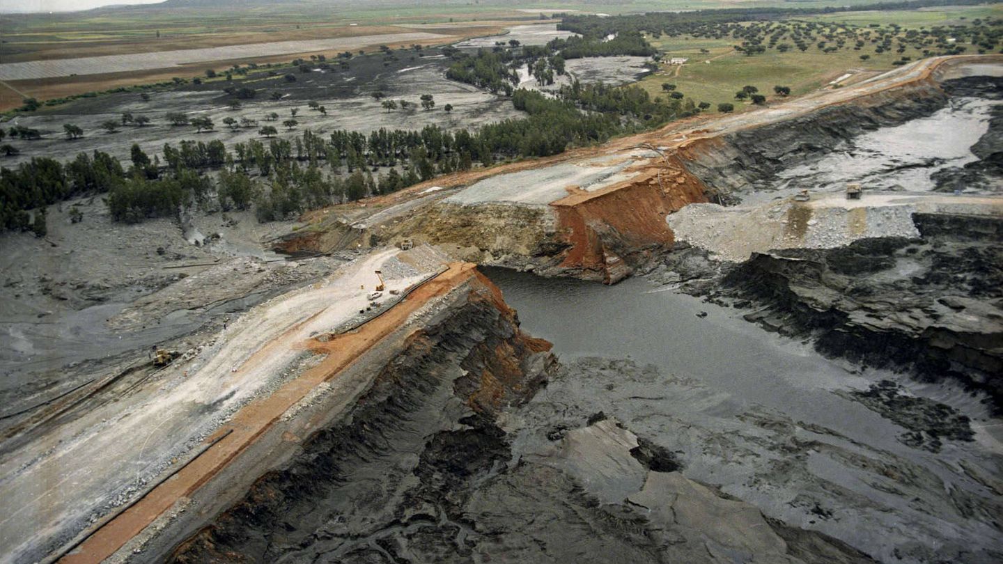 El 25 de abril de 1998, la presa que cerraba la balsa minera explotada por la multinacional Boliden en Aznalcóllar, se rompió. 