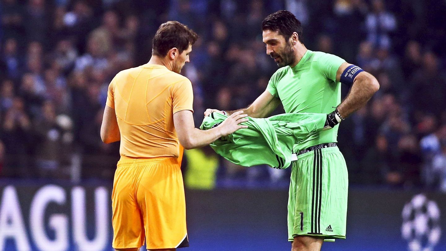 Casillas y Buffon, una camiseta intercambiada hasta la saciedad. (EFE)