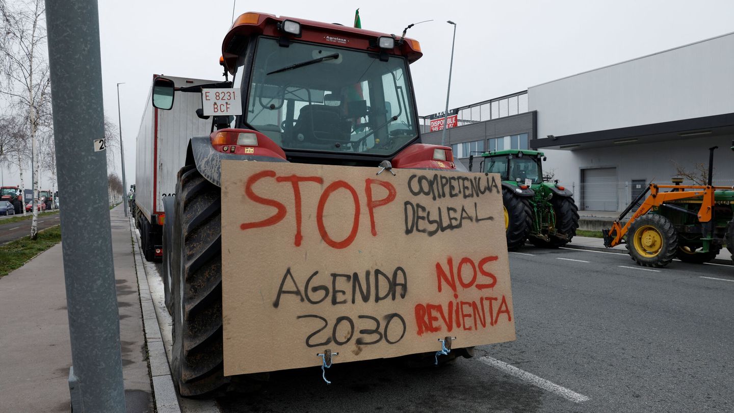 Un tractor con un cartel que pone 'Stop Agenda 2030'. (Reuters/Vincent West)