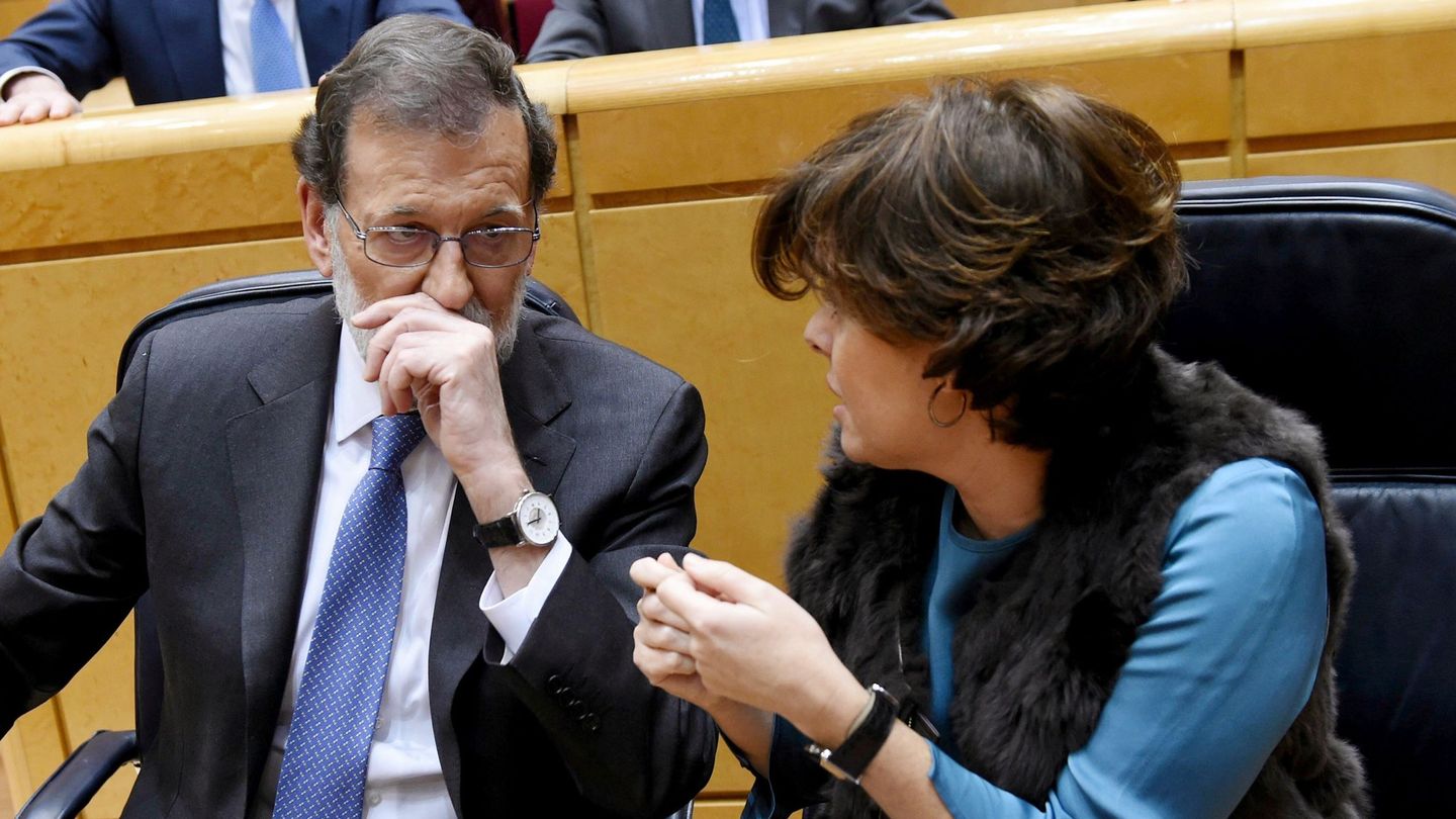 Mariano Rajoy y la vicepresidenta Soraya Sáenz de Santamaría. (EFE)