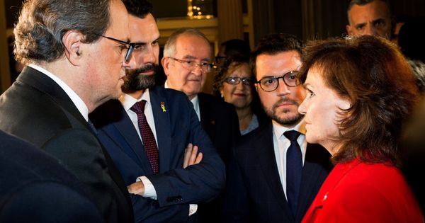 Foto: Carmen Calvo, con el 'president', Quim Torra, y su número dos, Pere Aragonès (d), y el jefe del Parlament, Roger Torrent, el pasado 10 de octubre. (EFE)