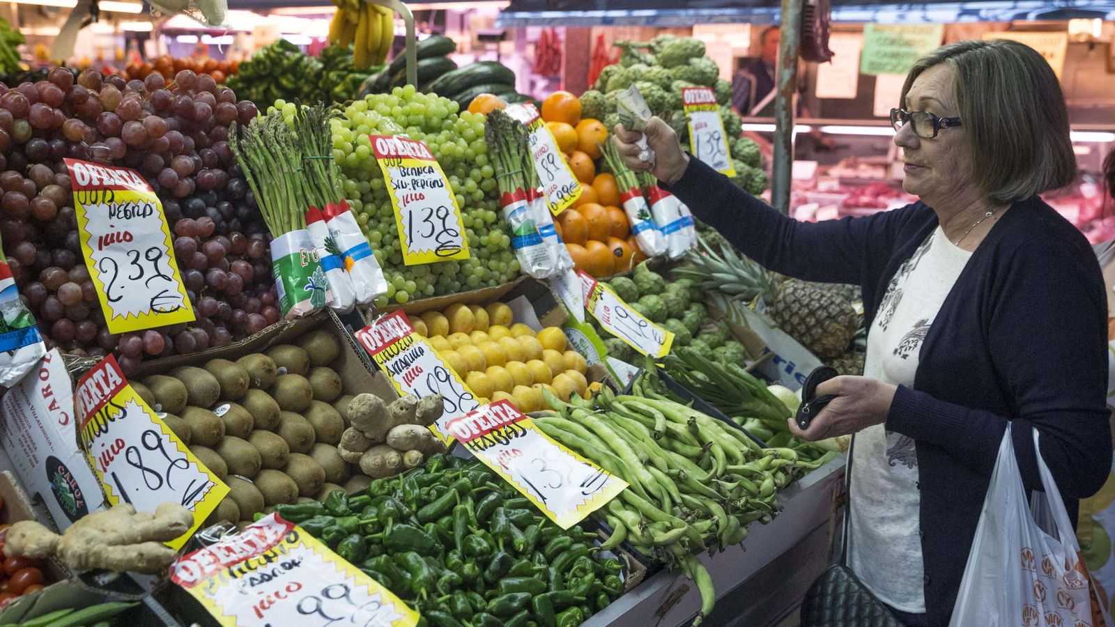 Foto: Una mujer hace la compra en una frutería del mercado Maravilla en Madrid. (EFE)