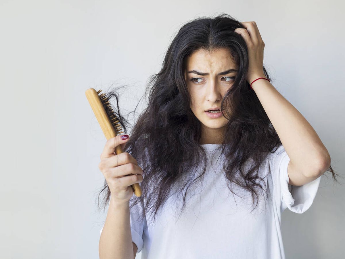 Foto: La caída anormal del cabello puede estar asociada a situaciones de estrés, cambios hormonales o disminución de horas de luz. (iStock)