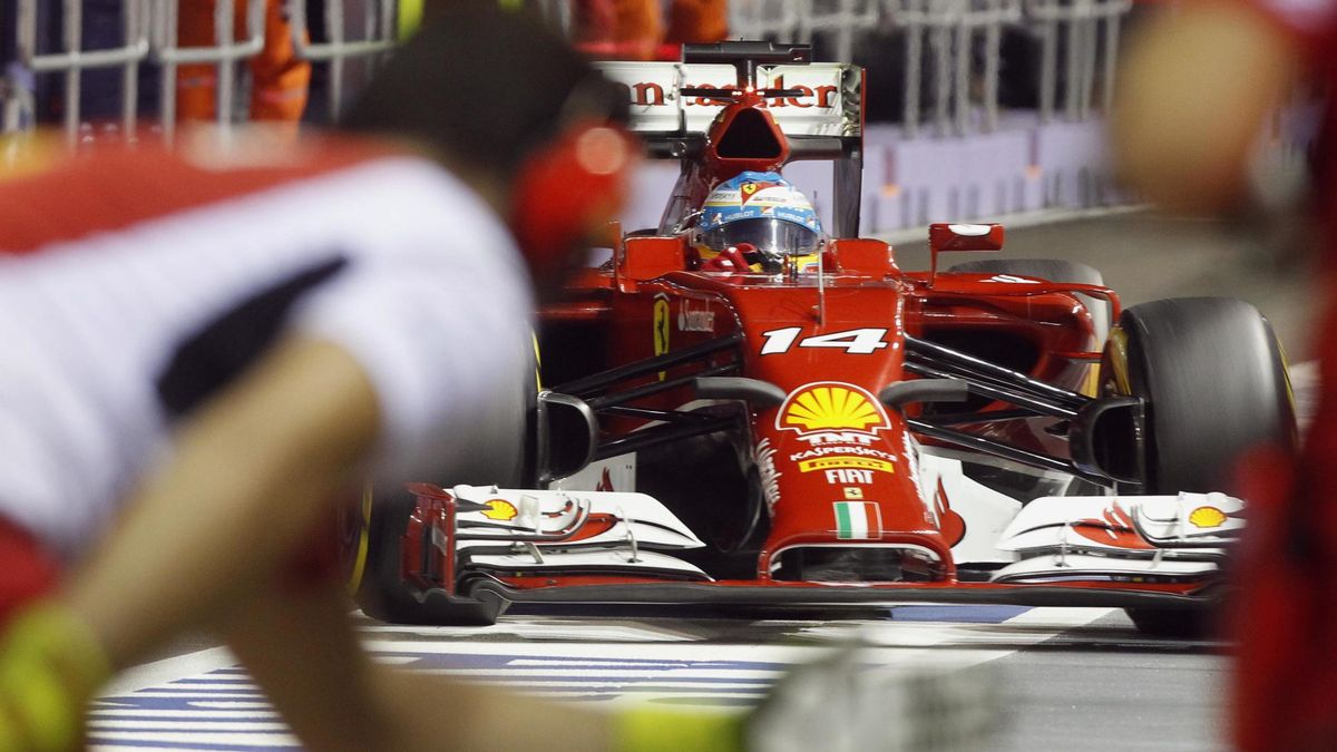Fernando Alonso trata de quitar la 'basura' en Singapur sobre el escudo de Ferrari