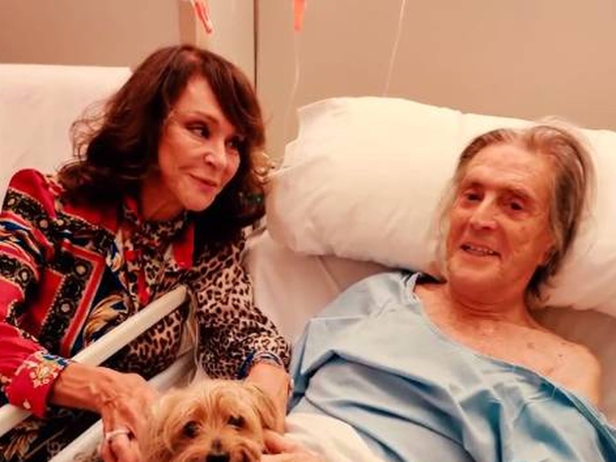 Foto: Imagen de Jaime Ostos en el hospital acompañado de su mujer, María Ángeles Grajal. (Fotografía cedida por la familia al programa 'Socialité')