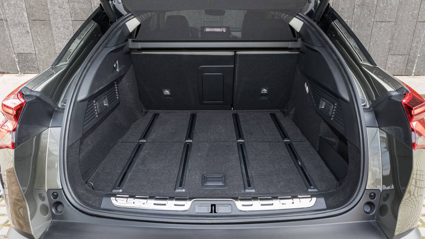 La capacidad del maletero, que es de apertura eléctrica, es de 545 litros con 5 plazas.