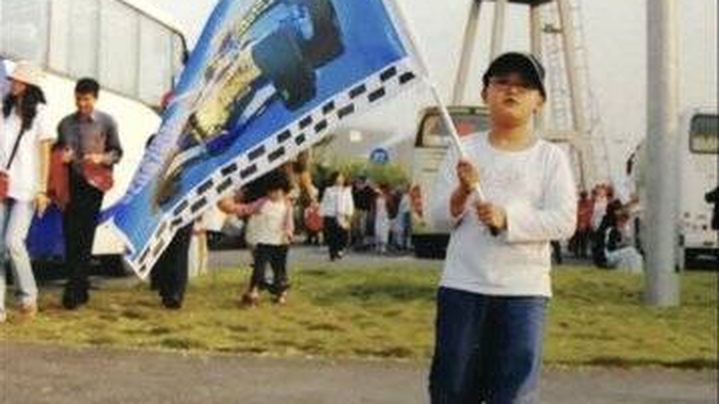 Un jovencito Guanyu Zhou acudía a los primeros Grandes Premios de China a aplaudir a su idolo Fernando Alonso