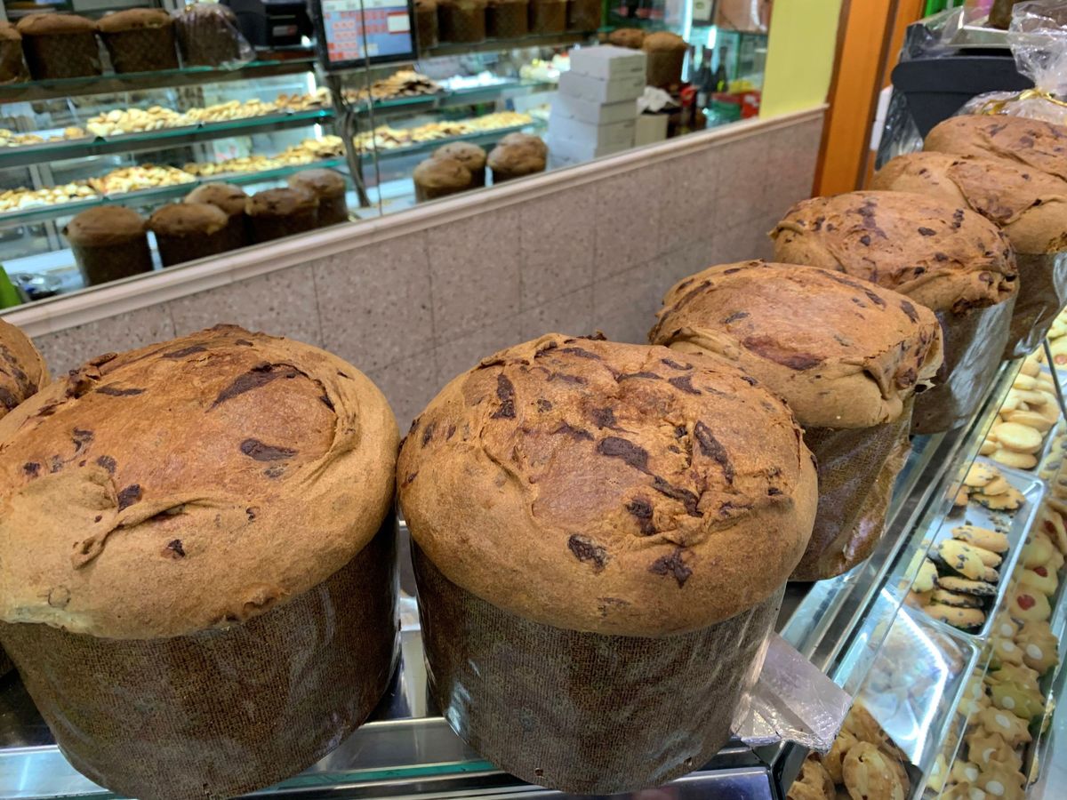Foto: Varios panettones expuestos en una pastelería (EFE/Valme Pardo)
