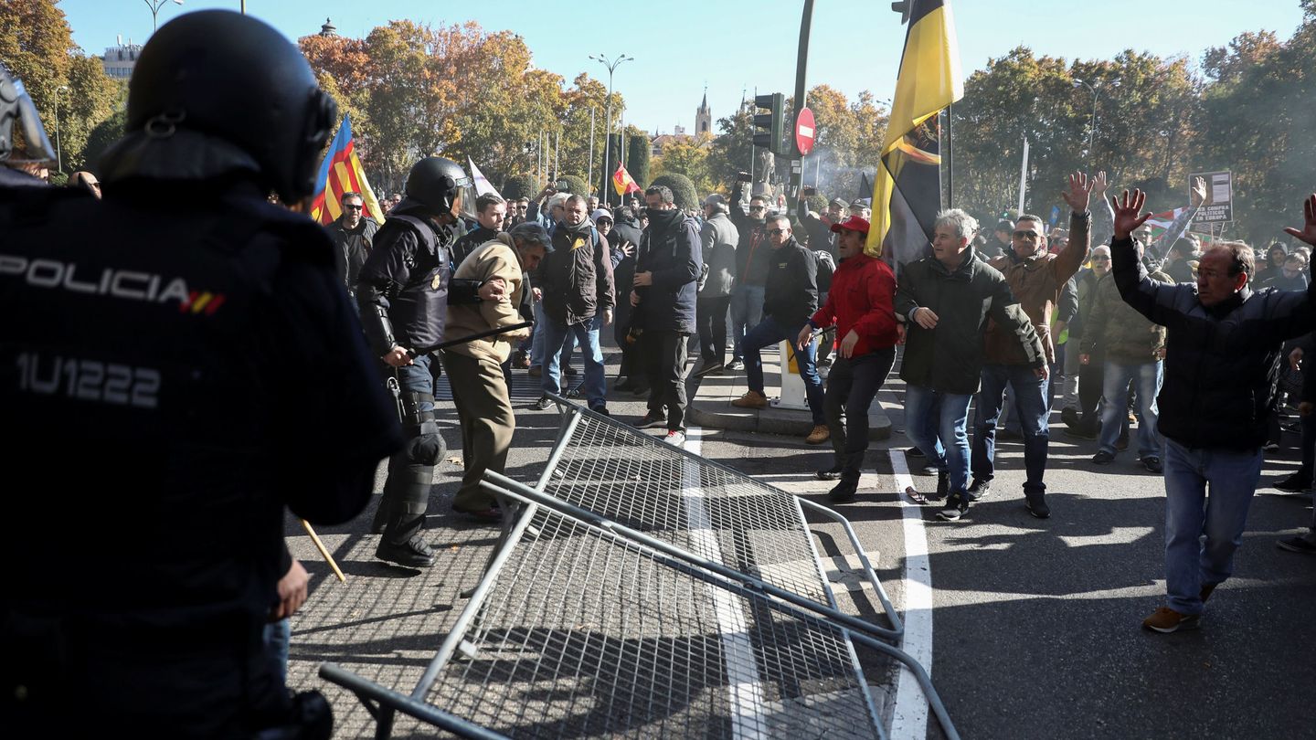 Momento del enfrentamiento entre los manifestantes taxistas y los antidisturbios, en la plaza de Neptuno, a un paso del Congreso. (Reuters)