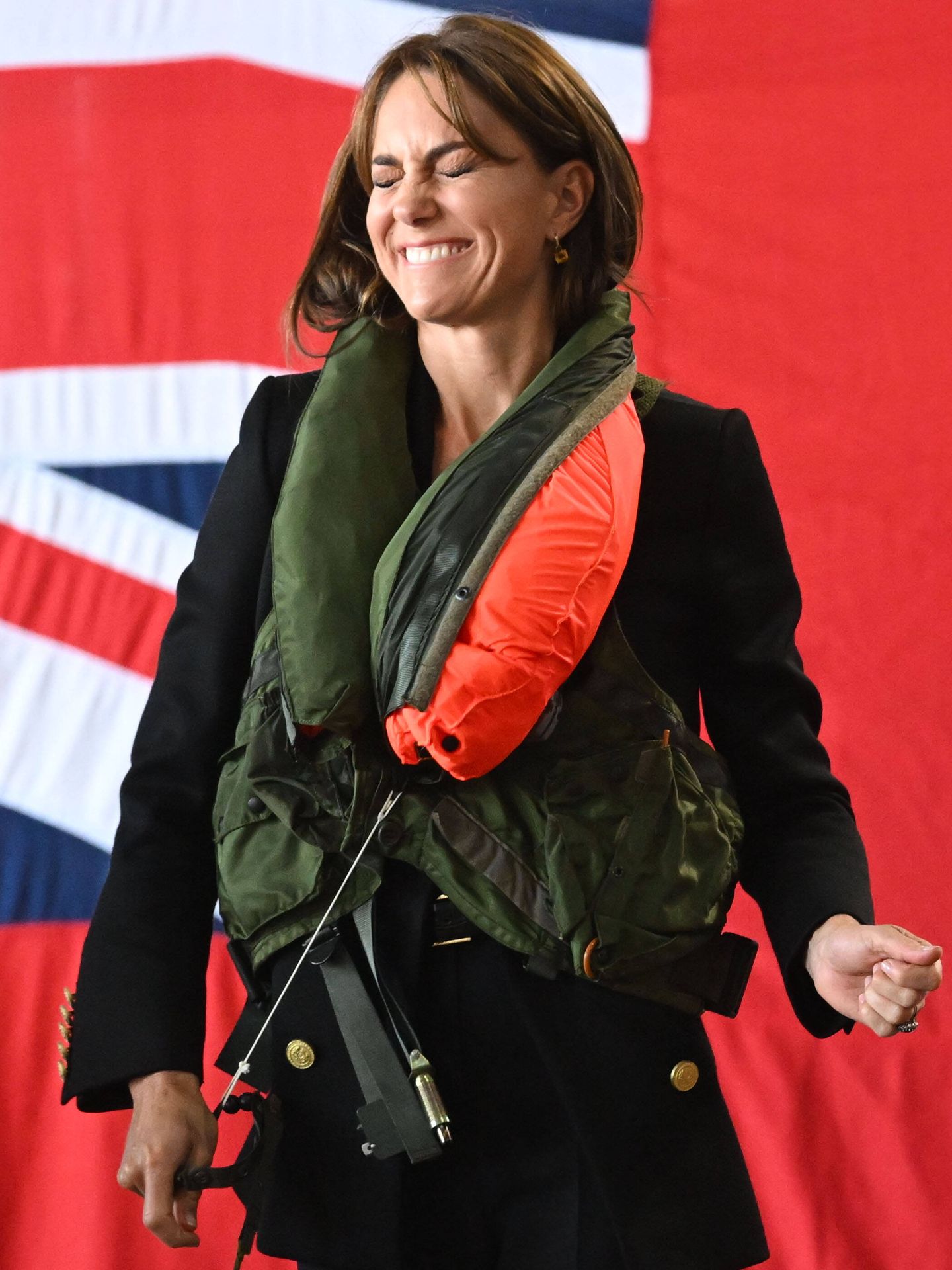  Kate Middleton gesticula durante un entrenamiento militar. (Getty)