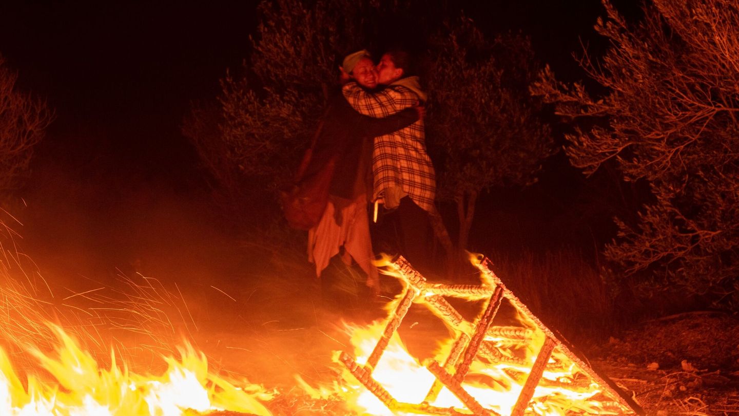 LDos mujeres se abrazan junto a una hoguera para celebrar la noche de San Juan en las inmediaciones de la localidad de Lajares, en La Oliva (Fuerteventura). (EFE/Carlos de Saá)