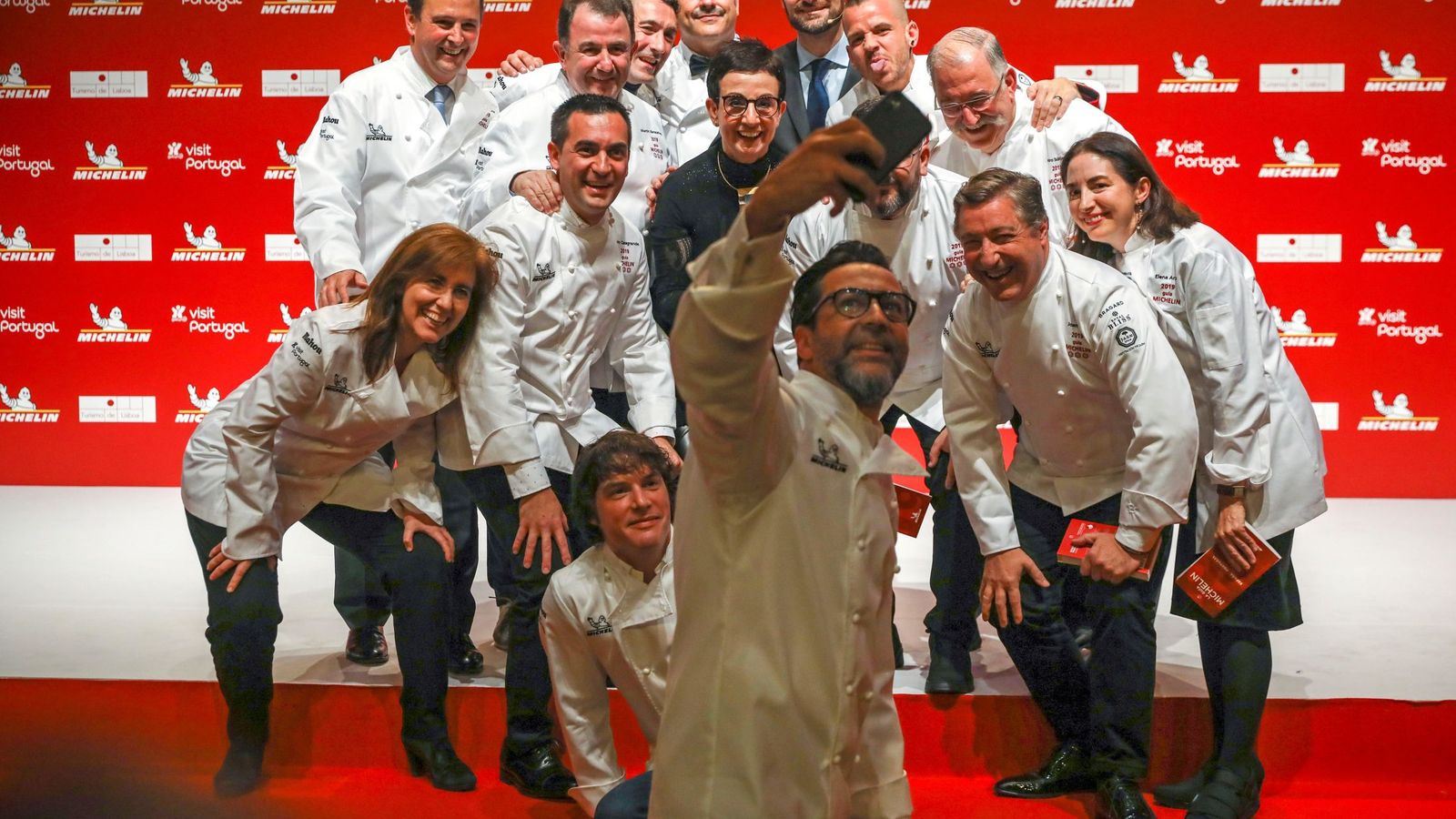 Foto: Varios de los cocineros premiados en la Guía Michelin posan para una foto. (EFE)
