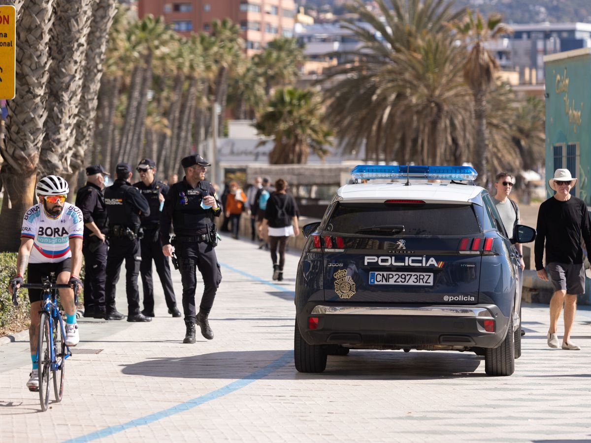Foto: Un vehículo de la Policía Nacional, en Málaga. (EFE/Carlos Díaz)
