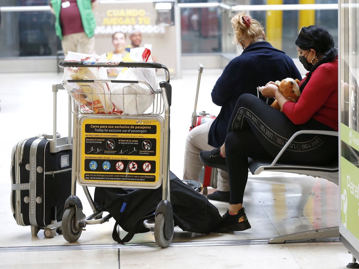 Foto: Viajeros en la Terminal 4 del aeropuerto Adolfo Suarez Madrid-Barajas. (EFE)