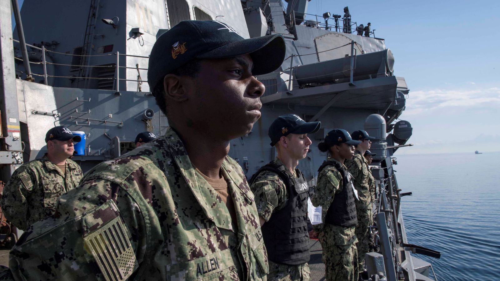 Foto: Miembros de la armada estadounidense a bordo del USS Donald Cook a su salida del puerto de Larnaca, el 9 de abril de 2018. (Reuters)
