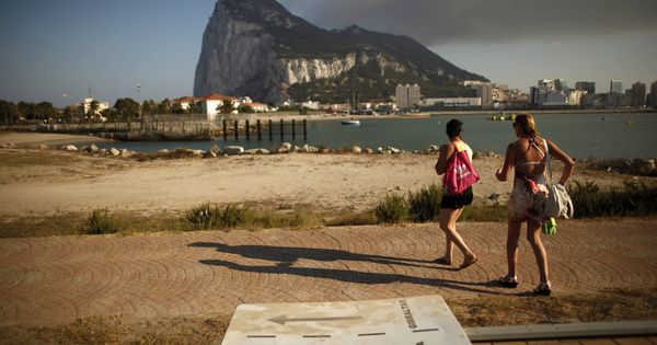 Foto: Dos turistas caminan hacia la frontera entre España y Gibraltar, en la Línea de la Concepción. (Reuters)  