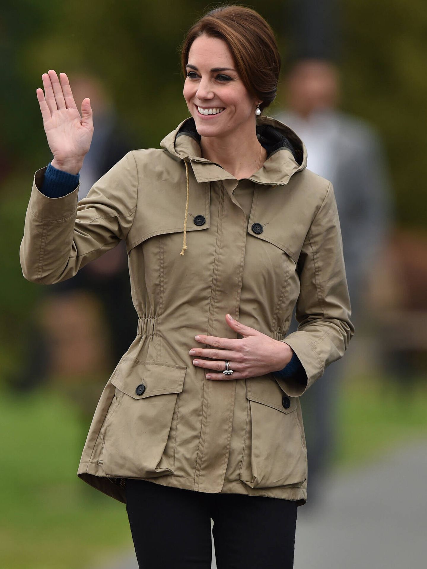 Kate Middleton, con su característica mano en el abdomen en su viaje a Canadá en 2016. (Gtres)
