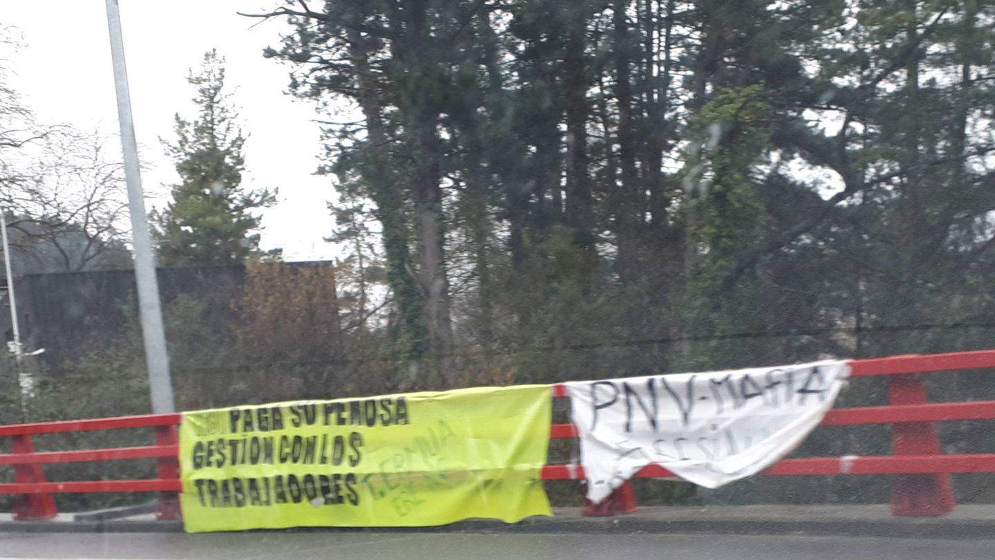 Pancarta contra el PNV por el derrumbe del vertedero en una carretera de acceso a Zaldibar. (J. M. A.)