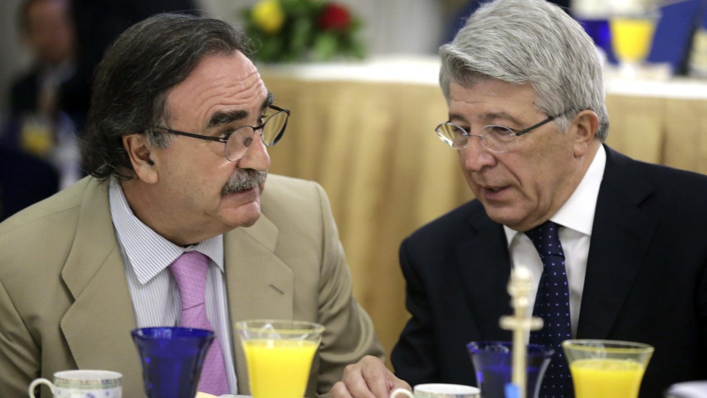 Foto de archivo del presidente de Kiss FM, Blas Herrero, y el presidente del Atlético, Enrique Cerezo. (EFE)