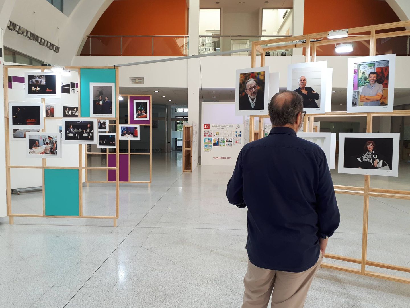 Juan Bas observa algunas de las fotografías de la exposición que recorre la historia del festival en imágenes. (EC)